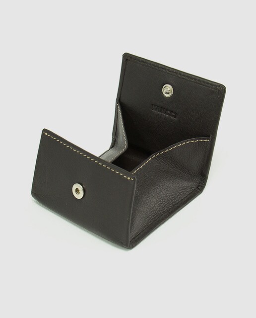 Monedero de piel marrón plegable