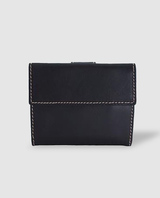 Cartera de piel marrón con cierre de broche