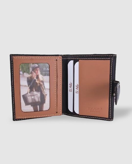 Cartera de piel marrón con cierre de broche