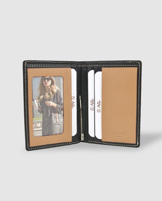 Cartera de piel negra con capacidad para seis tarjetas