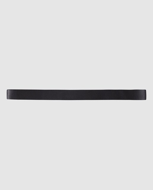 Cinturón de hombre piel negro con hebilla y trabilla plateada