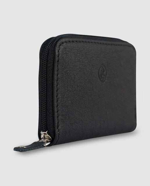 Monedero de piel en color negro con grabado de la marca