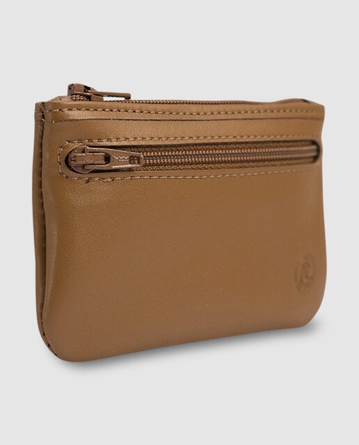 Monedero de piel en color marrón con bolsillo exterior