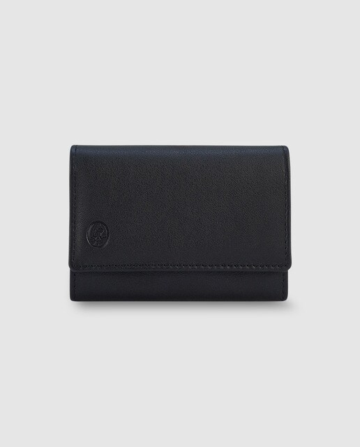 Monedero de piel en color negro con mosquetones para las llaves