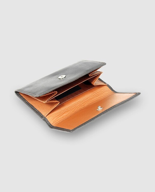 Monedero de piel marrón con interior color cuero