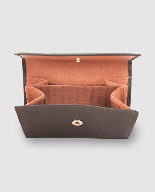 Monedero de piel marrón con interior color cuero