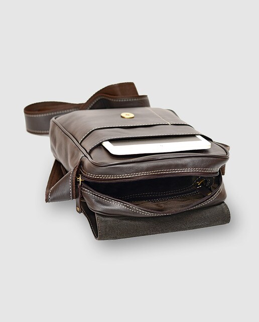 Bolso de piel marrón con pespunte para minitablet