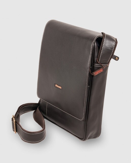 Bolso de piel marrón con pespunte para tablet