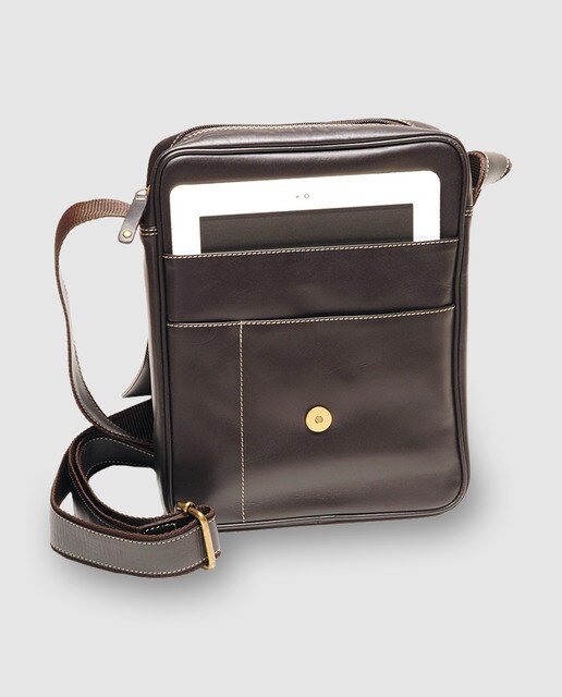 Bolso de piel marrón con pespunte para tablet