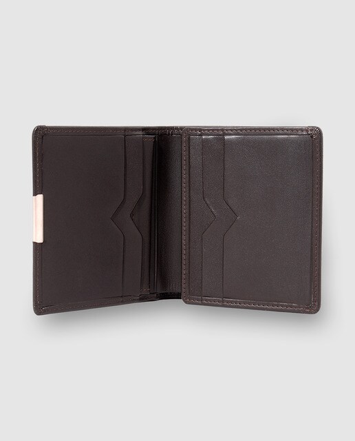 Cartera billetero de piel marrón con detalle plateado