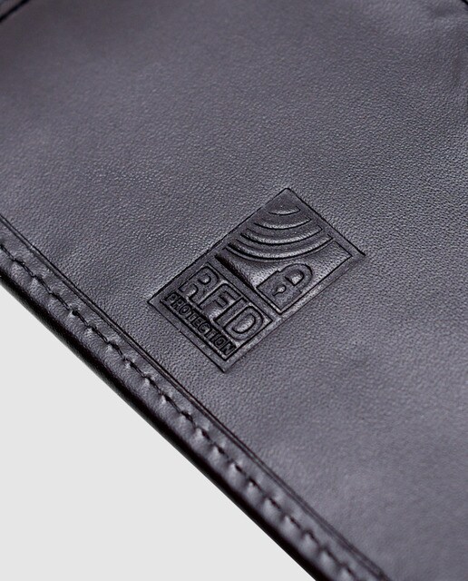 Cartera billetero de piel negra con detalle plateado