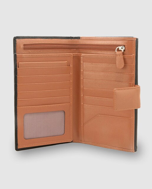 Cartera billetero de piel marrón con cierre e interior en color cuero