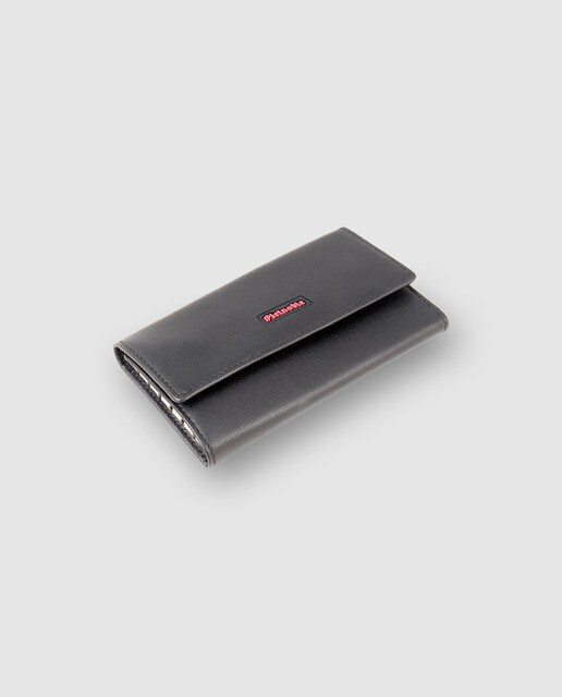 Llavero de piel de color negro con interior rojo