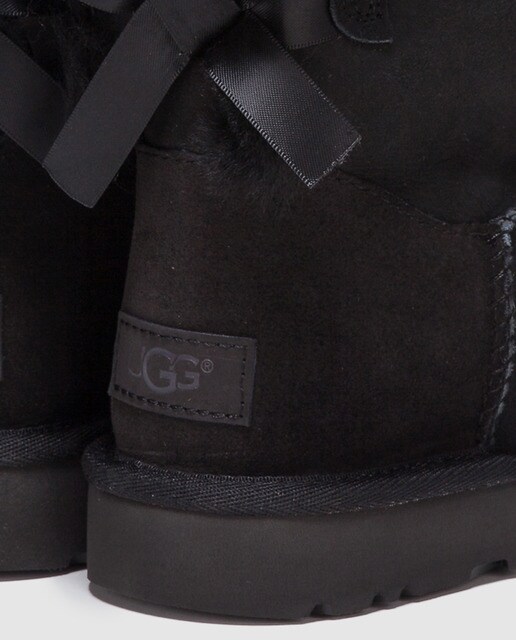 Botas de mujer UGG en piel de color negro