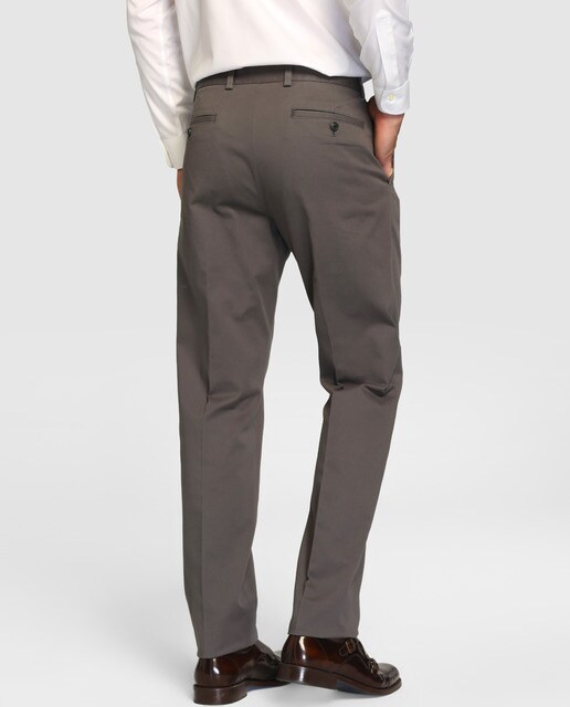 Chino de hombre gris