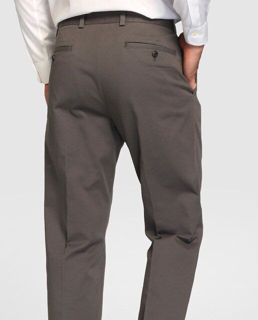 Chino de hombre gris