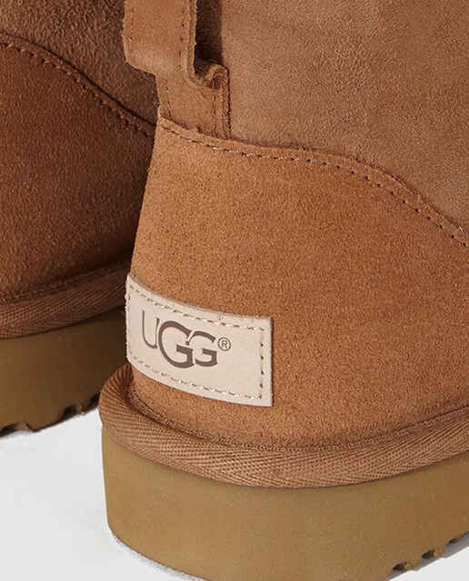 Botas de mujer UGG de piel suave en color marrón claro