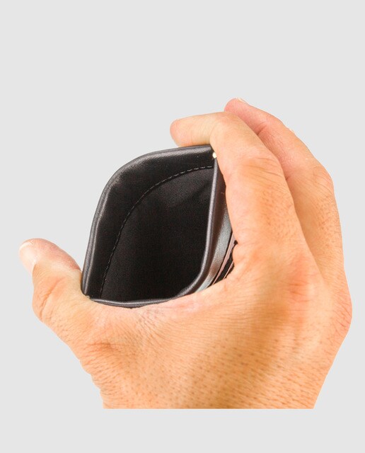 Monedero tacon de piel color negro con cierre de broche