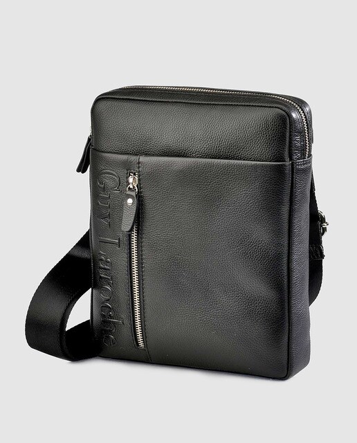 Bandolera de piel en negro con bolsillos exteriores.
