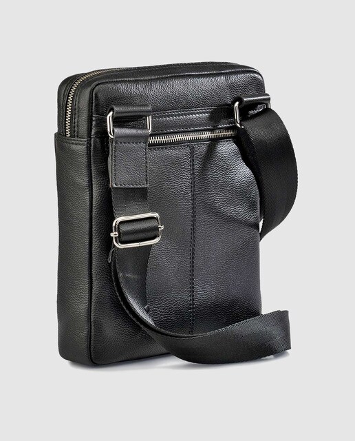 Bandolera de piel en negro con bolsillos exteriores.