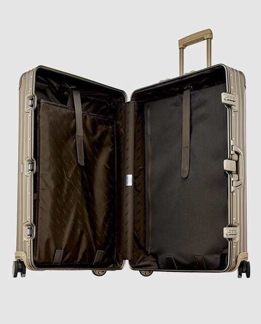 Maleta grande Rimowa TOPAS TITANIUM rígida color oro, con capacidad 98L