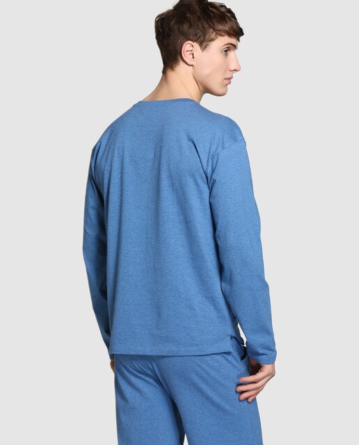 Camiseta de pijama de hombre azul con el cuello de pico