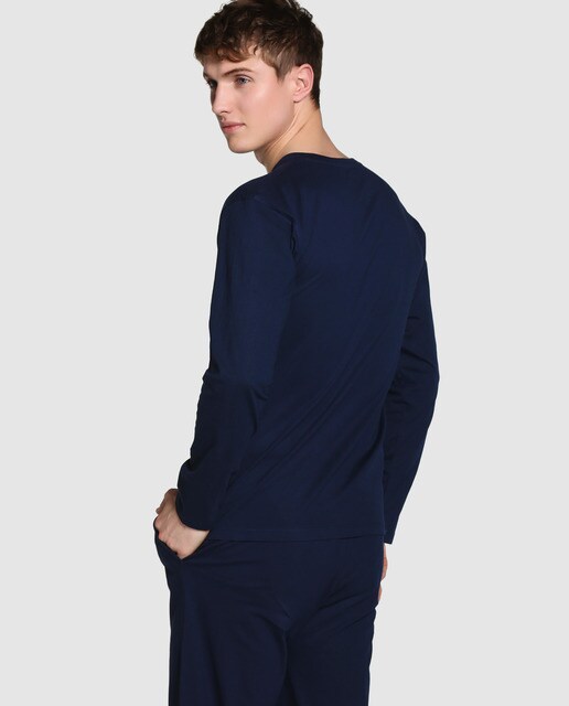 Camiseta de pijama de hombre azul con el cuello de pico