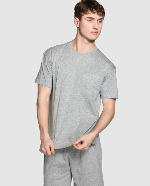 Camiseta de pijama de hombre gris con el cuello redondo