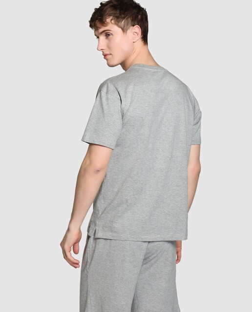 Camiseta de pijama de hombre gris con el cuello redondo