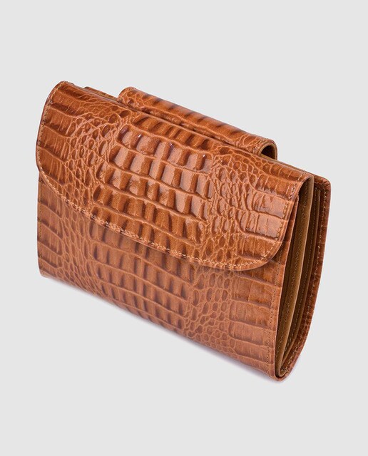 Cartera pequeña de piel coco marrón con solapas de mujer