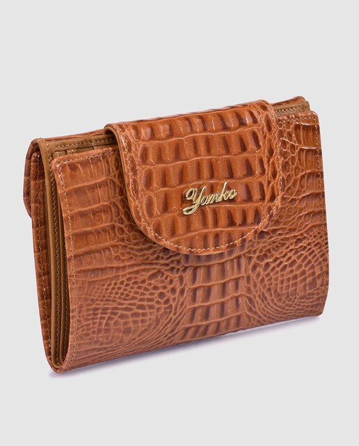 Cartera pequeña de piel coco marrón con solapas de mujer