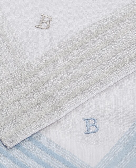 Conjunto de três lenços de algodão branco com rebordo decorativo e inicial