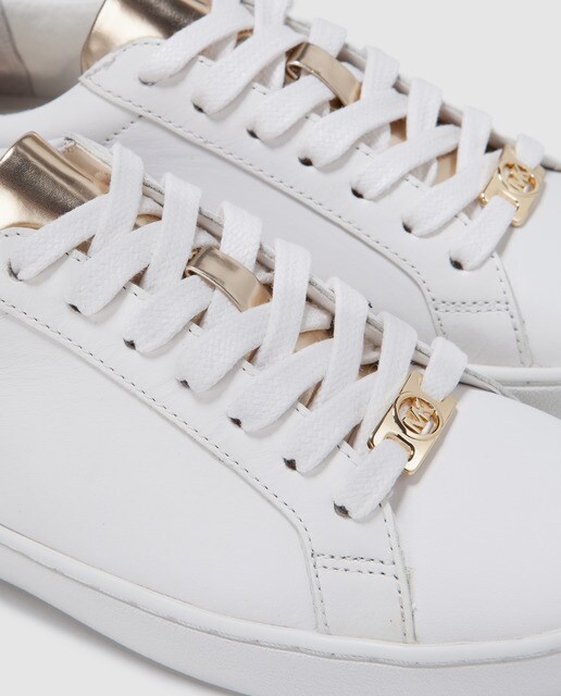 Zapatillas de piel de mujer Michael Kors de color blanco con adorno dorado. Modelo IRVING LACE UP.