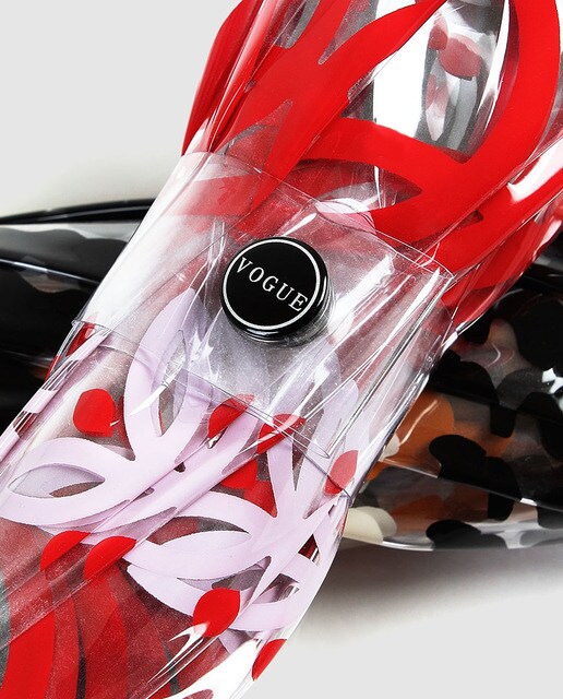 Paraguas transparente con estampado en rojo