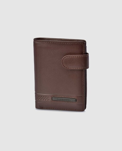 Cartera de hombre de piel en marrón con broche