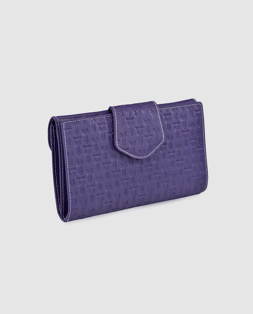 Cartera de mujer de piel en morado con logos