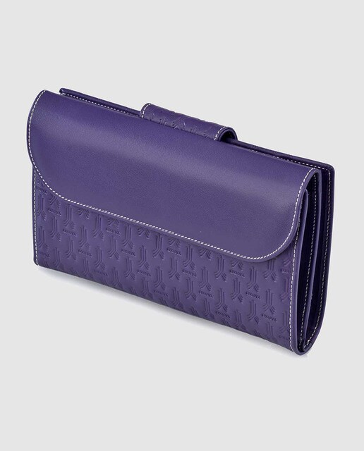 Cartera de mujer de piel en morado con logos
