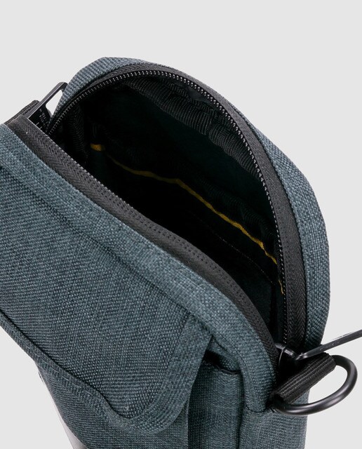 Bandolera pequeña de hombre en color gris con cremallera