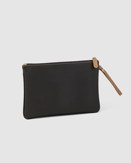 Cartera de mano en marrón con un bolsillo exterior