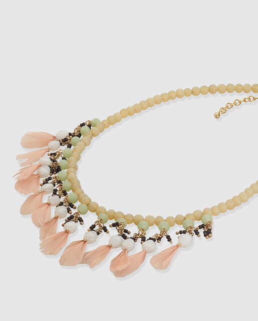 Collar El Corte Inglés de con plumas rosas