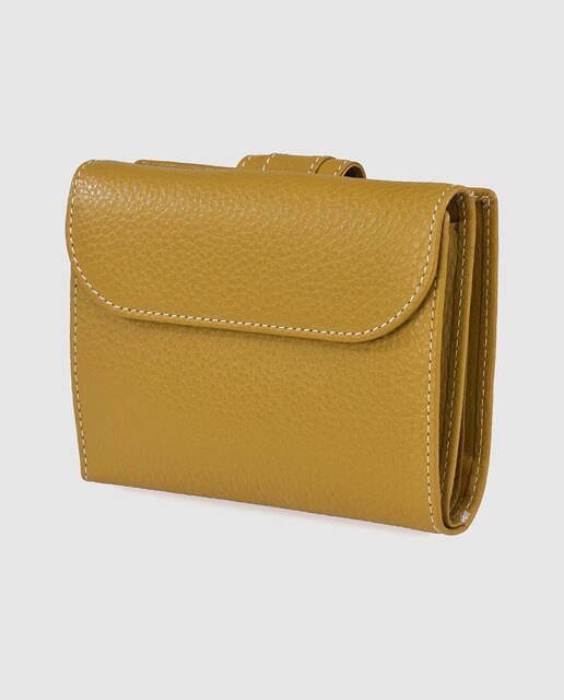 Cartera pequeña de mujer en piel de color amarillo con solapa y broche