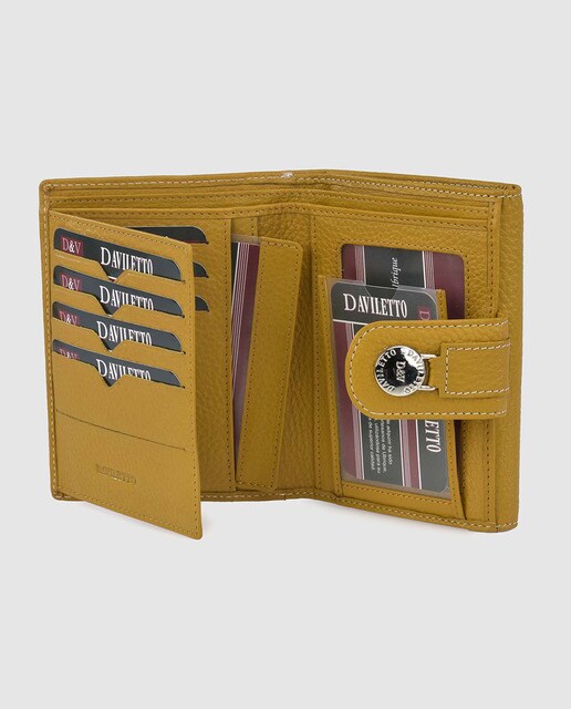 Cartera pequeña de mujer en piel de color amarillo con solapa y broche