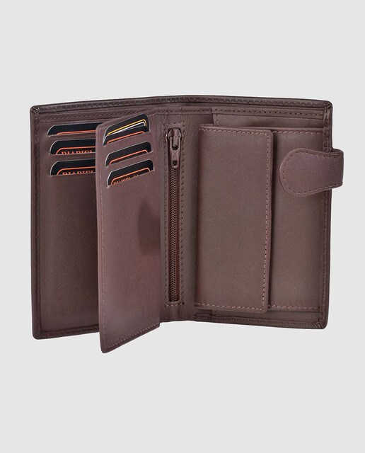 Cartera de hombre en piel de color marrón con broche