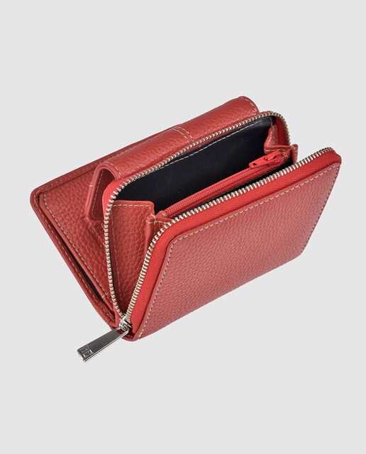 Cartera pequeña de piel en piel de color rojo con cremallera y solapa