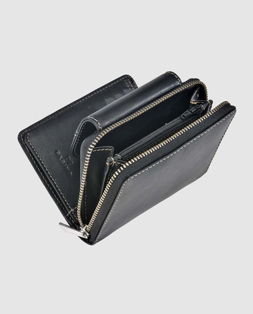 Cartera pequeña de mujer en piel de color negro con broche