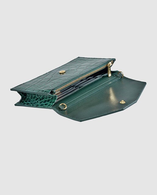 Cartera de mujer en piel grabada de color verde con solapa