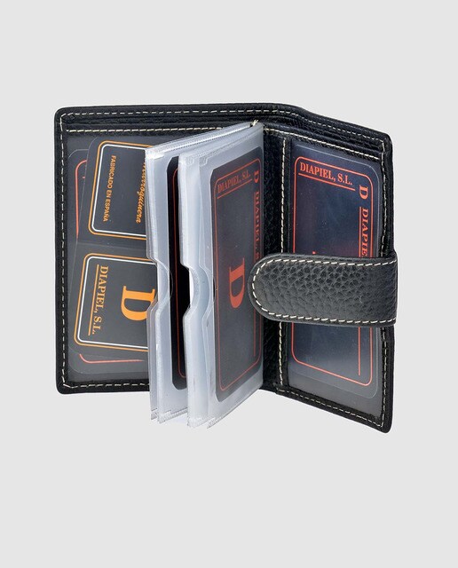 Tarjetero de hombre en piel granulada de color negro con broche