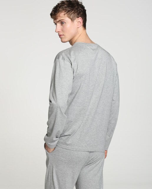 Camiseta de pijama de hombre gris con el cuello de pico