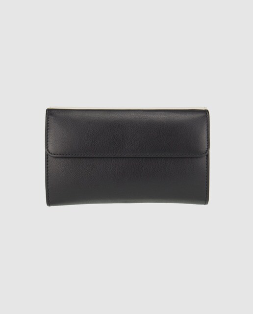 Cartera de mujer en piel de color negro con solapa en blanco