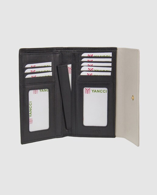 Cartera de mujer en piel de color negro con solapa en blanco